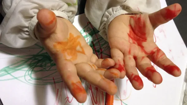 mani bambina sporche di colore
